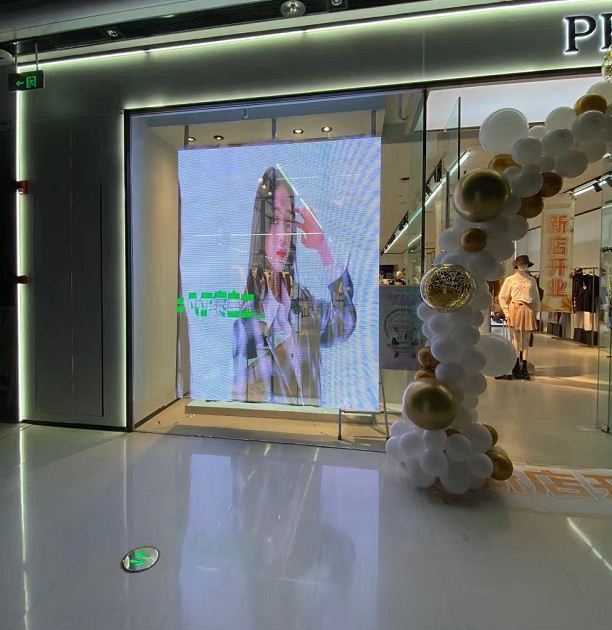 常德万达广场1楼某店铺透明屏效果